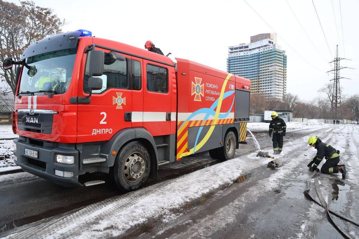 Спасатели рядом с местом российского удара 5 января в Днепре