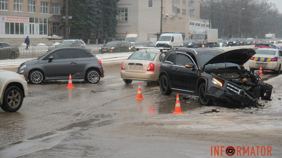 У Дніпрі на проспекті Богдана Хмельницького зіткнулись Fiat та Mercedes: рух ускладнений