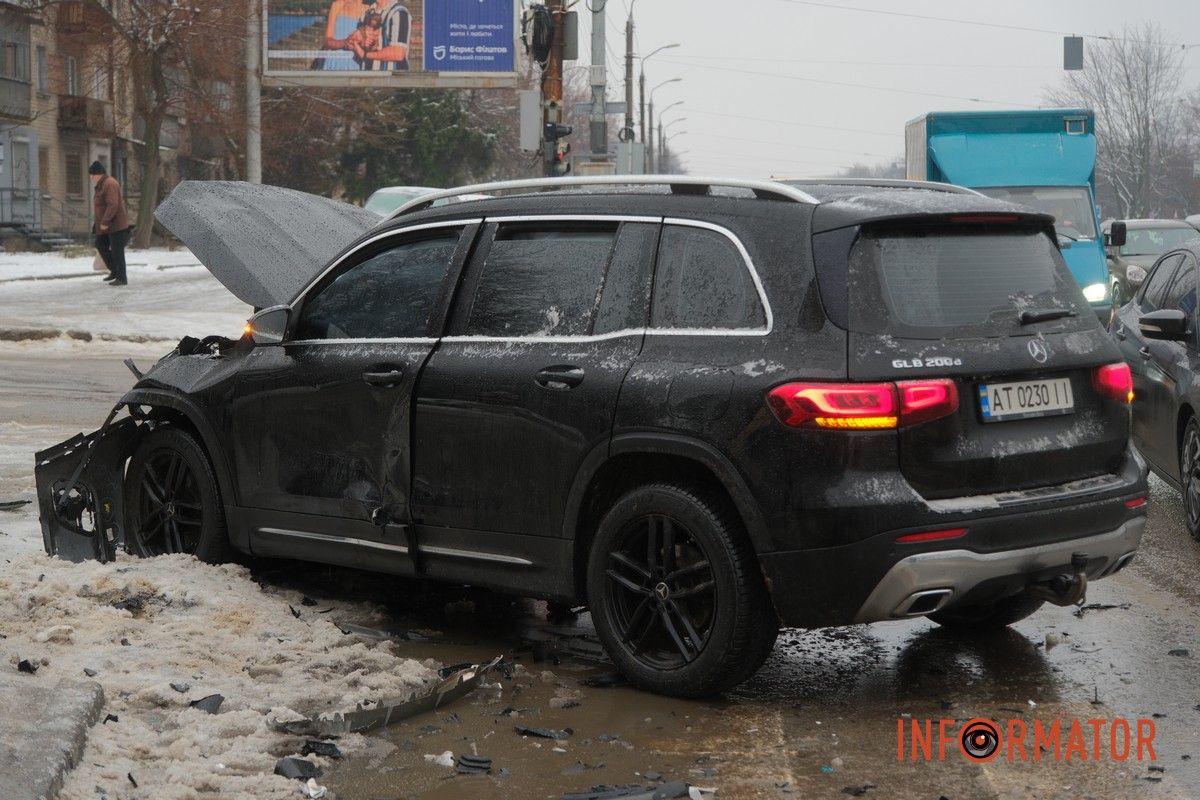 У Дніпрі на проспекті Богдана Хмельницького зіткнулись Fiat та Mercedes: рух ускладнений 14