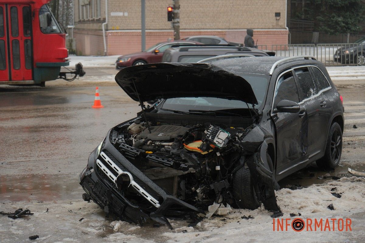 У Дніпрі на проспекті Богдана Хмельницького зіткнулись Fiat та Mercedes: рух ускладнений 12