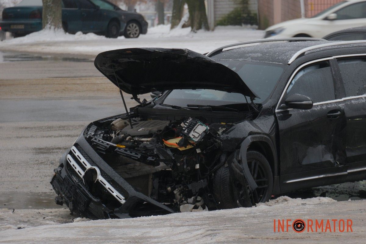 У Дніпрі на проспекті Богдана Хмельницького зіткнулись Fiat та Mercedes: рух ускладнений 15