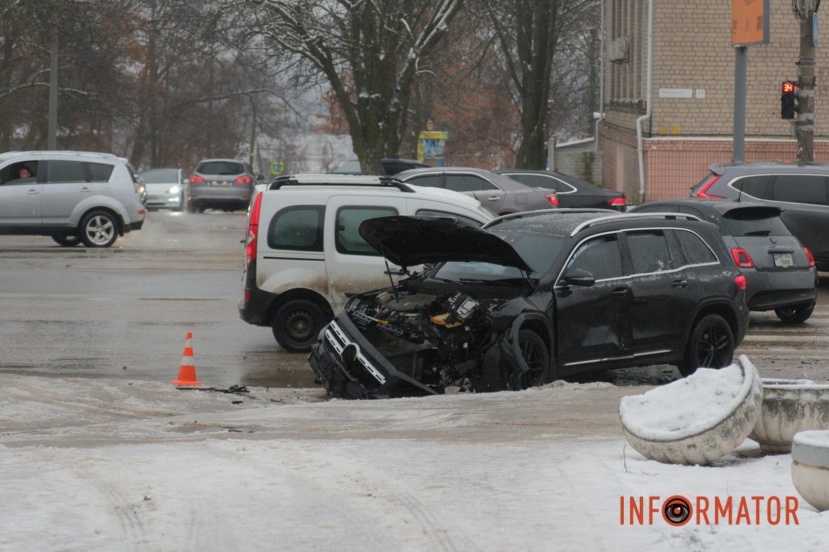 У Дніпрі на проспекті Богдана Хмельницького зіткнулись Fiat та Mercedes: рух ускладнений 1