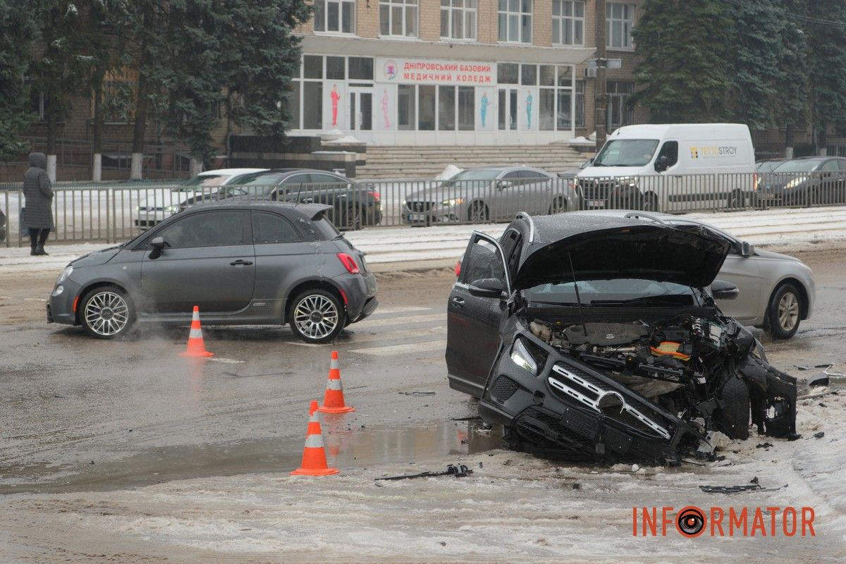 У Дніпрі на проспекті Богдана Хмельницького зіткнулись Fiat та Mercedes: рух ускладнений 7