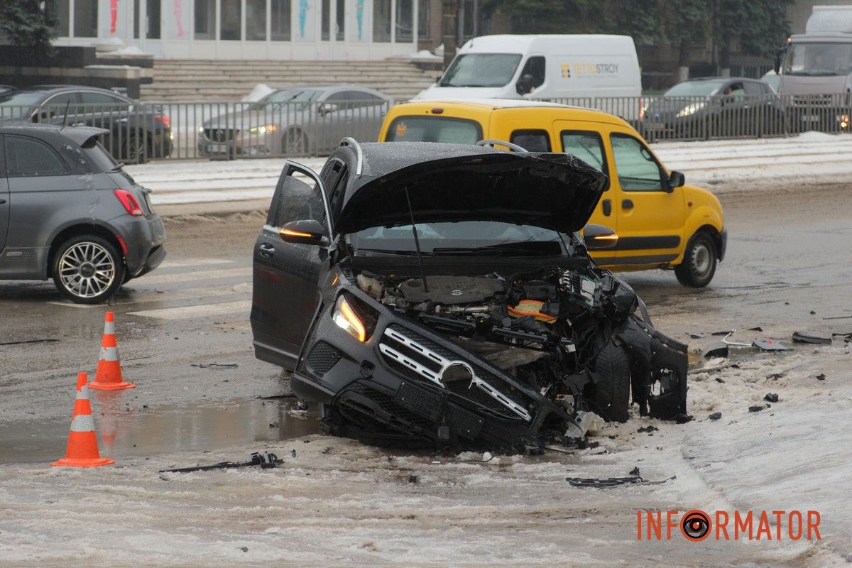 У Дніпрі на проспекті Богдана Хмельницького зіткнулись Fiat та Mercedes: рух ускладнений 4