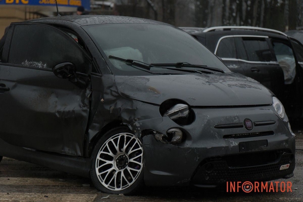 У Дніпрі на проспекті Богдана Хмельницького зіткнулись Fiat та Mercedes: рух ускладнений 13