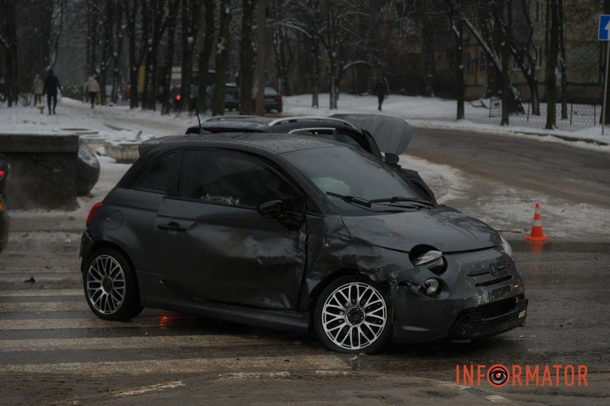 У Дніпрі на проспекті Богдана Хмельницького зіткнулись Fiat та Mercedes: рух ускладнений 9