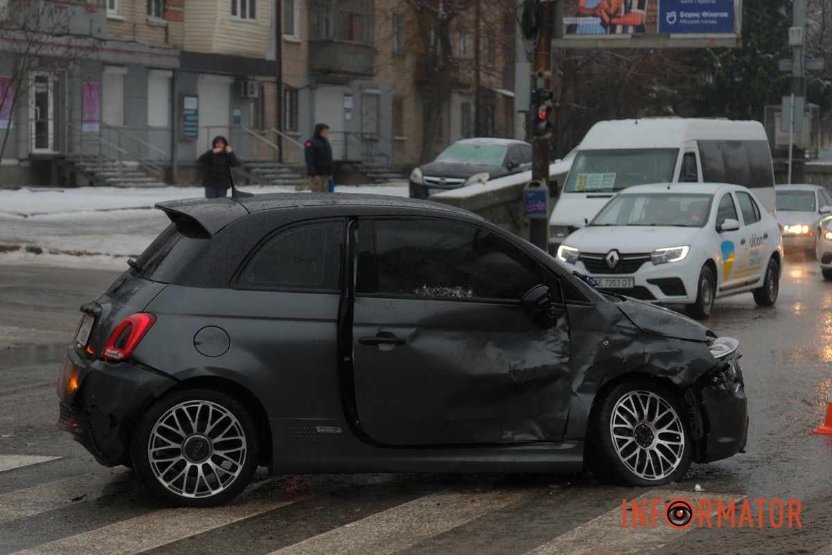 У Дніпрі на проспекті Богдана Хмельницького зіткнулись Fiat та Mercedes: рух ускладнений 2