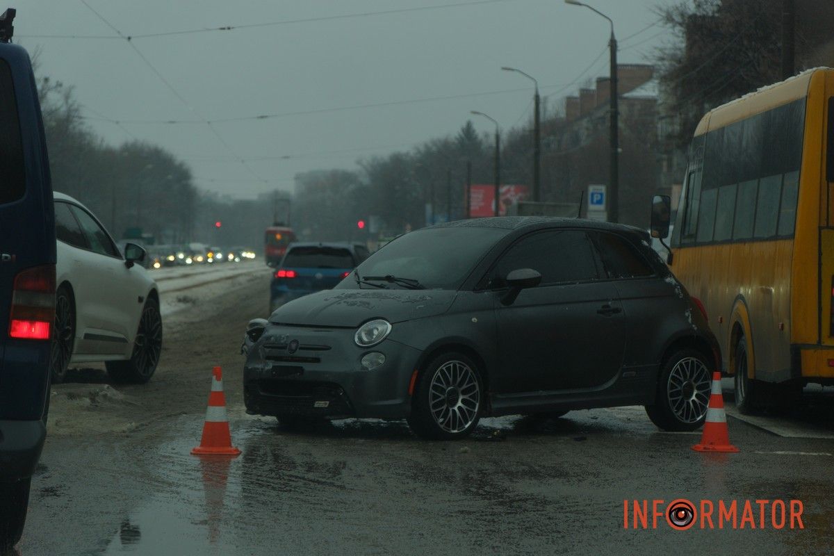 У Дніпрі на проспекті Богдана Хмельницького зіткнулись Fiat та Mercedes: рух ускладнений 11