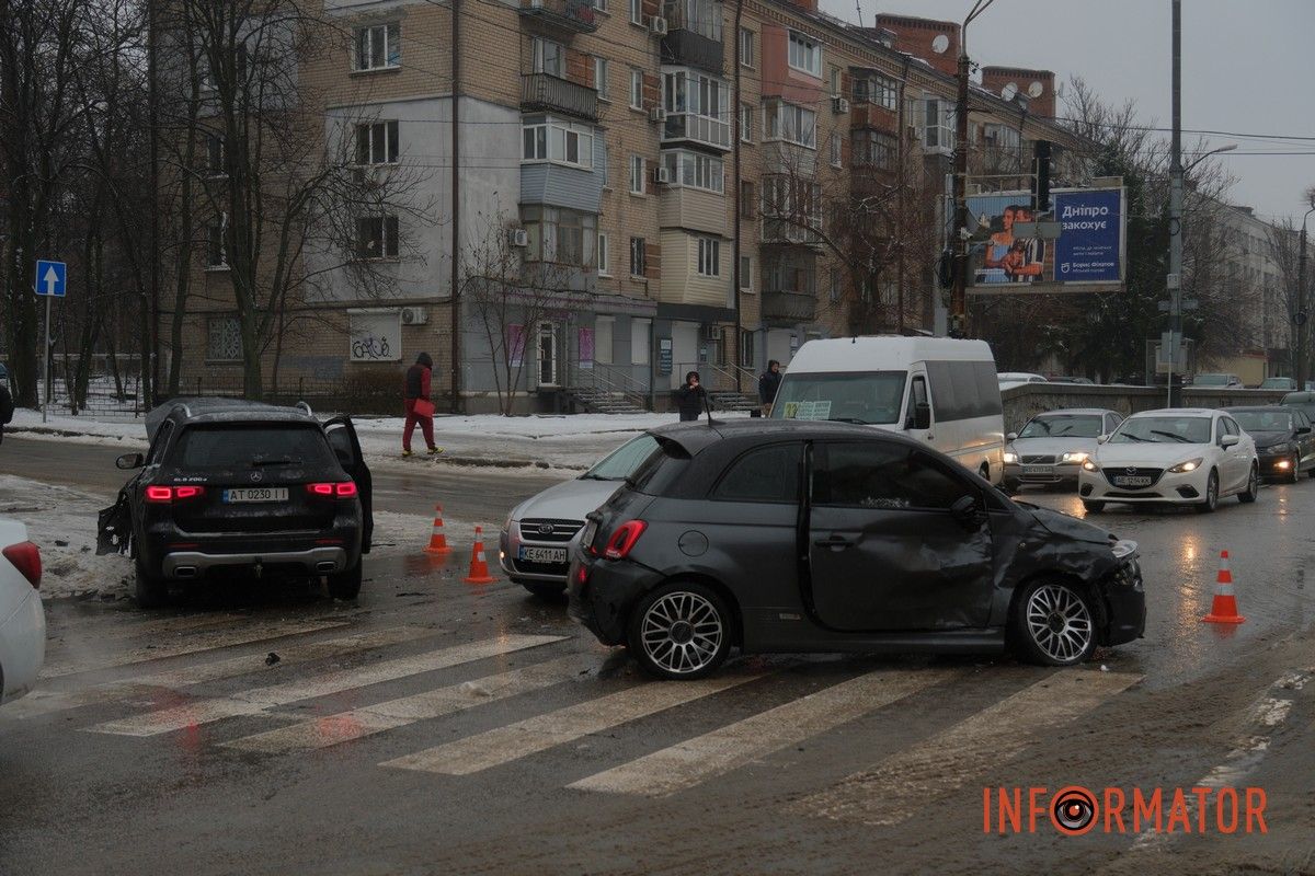 У Дніпрі на проспекті Богдана Хмельницького зіткнулись Fiat та Mercedes: рух ускладнений 3