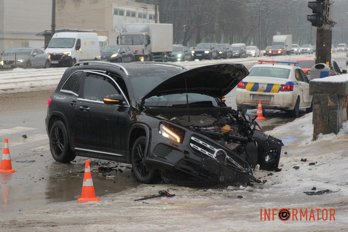 У Дніпрі на проспекті Богдана Хмельницького зіткнулись Fiat та Mercedes: рух ускладнений 10