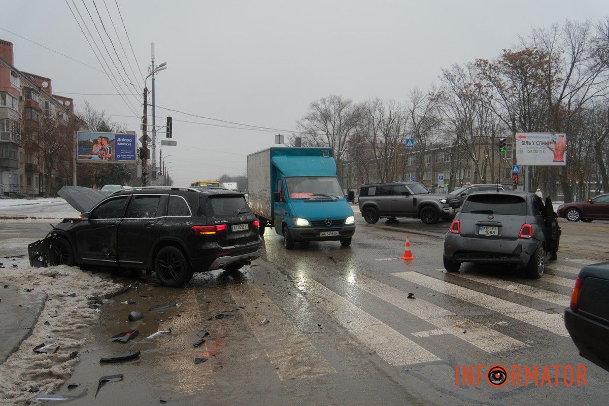 У Дніпрі на проспекті Богдана Хмельницького зіткнулись Fiat та Mercedes: рух ускладнений 5
