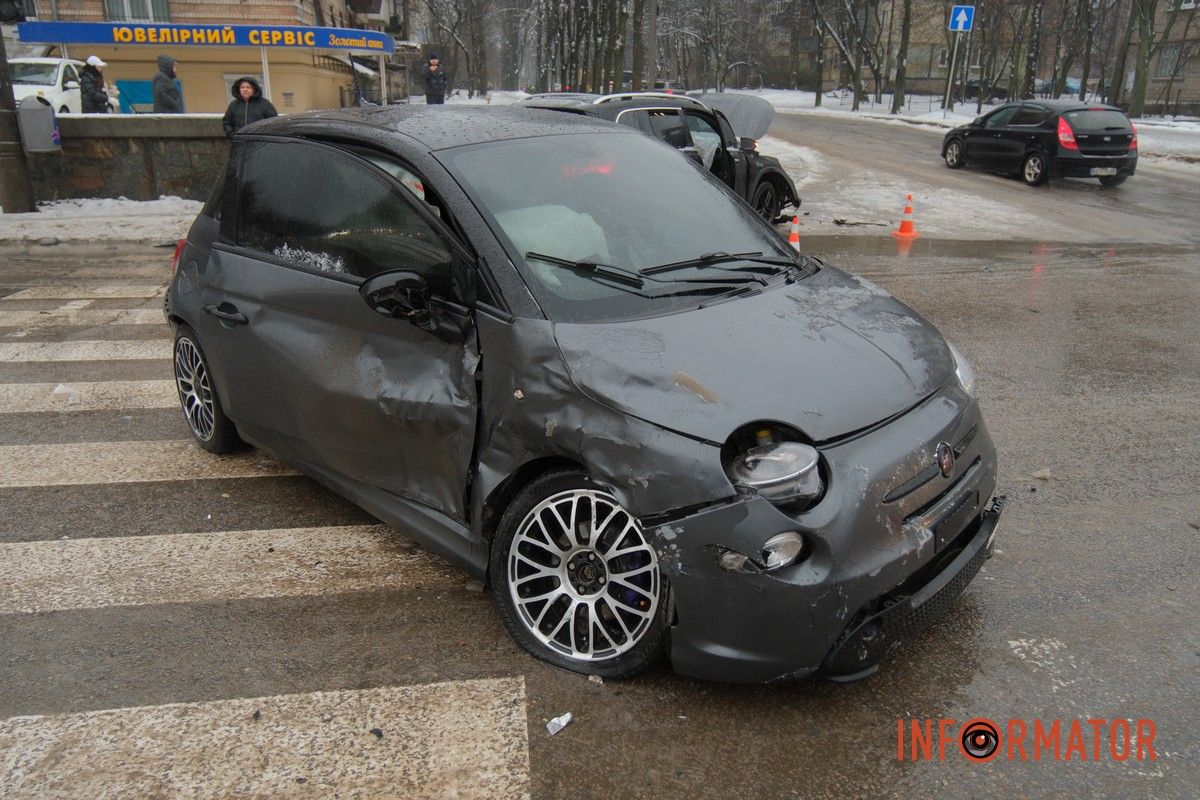 У Дніпрі на проспекті Богдана Хмельницького зіткнулись Fiat та Mercedes: рух ускладнений 6