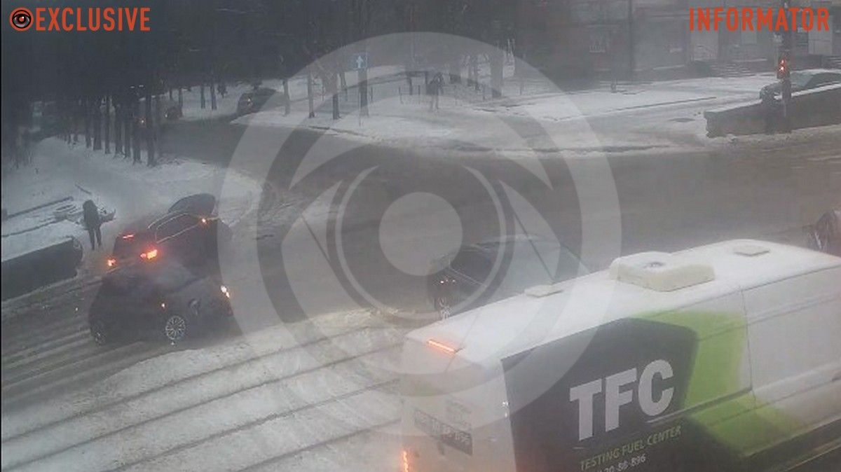 У Дніпрі на проспекті Богдана Хмельницького Mercedes після зіткнення з Fiat ледь не вилетів на тротуар у пішохода: момент ДТП