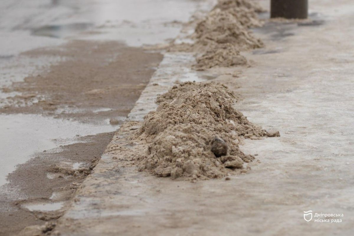 Атака прийшлась просто на резервуар з олією – близько 300 її тонн вилилося на Січеславську Набережну Атака прийшлась просто на резервуар з олією – близько 300 її тонн вилилося на Січеславську Набережну