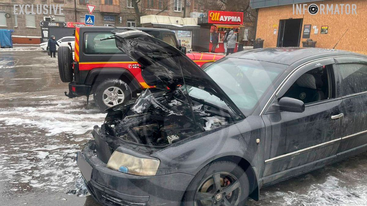 У Дніпрі на вулиці Незалежності навпроти ТРК Appolo палала Skoda