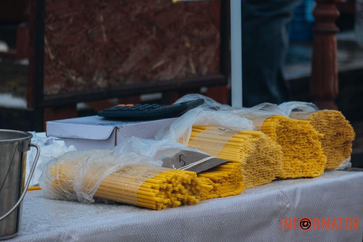 2. Верующие собрались на праздничное богослужение