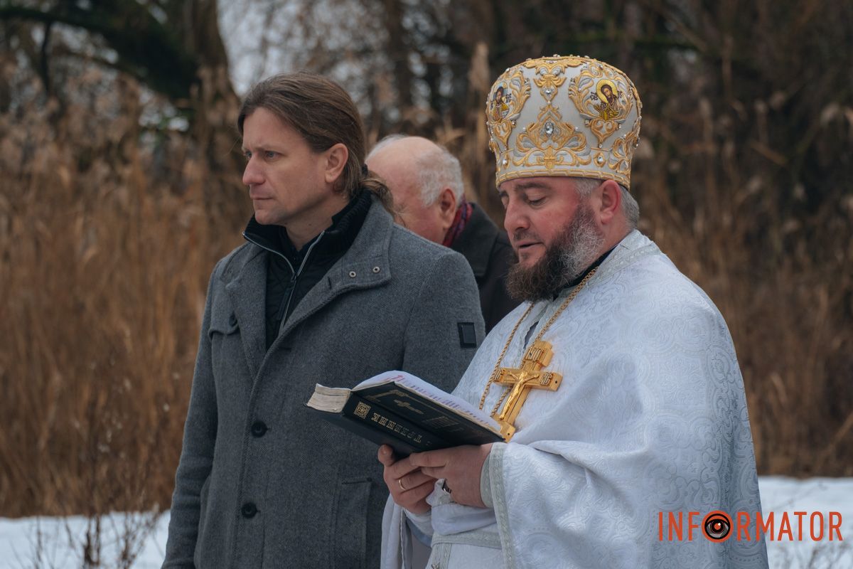 Читают молитвы