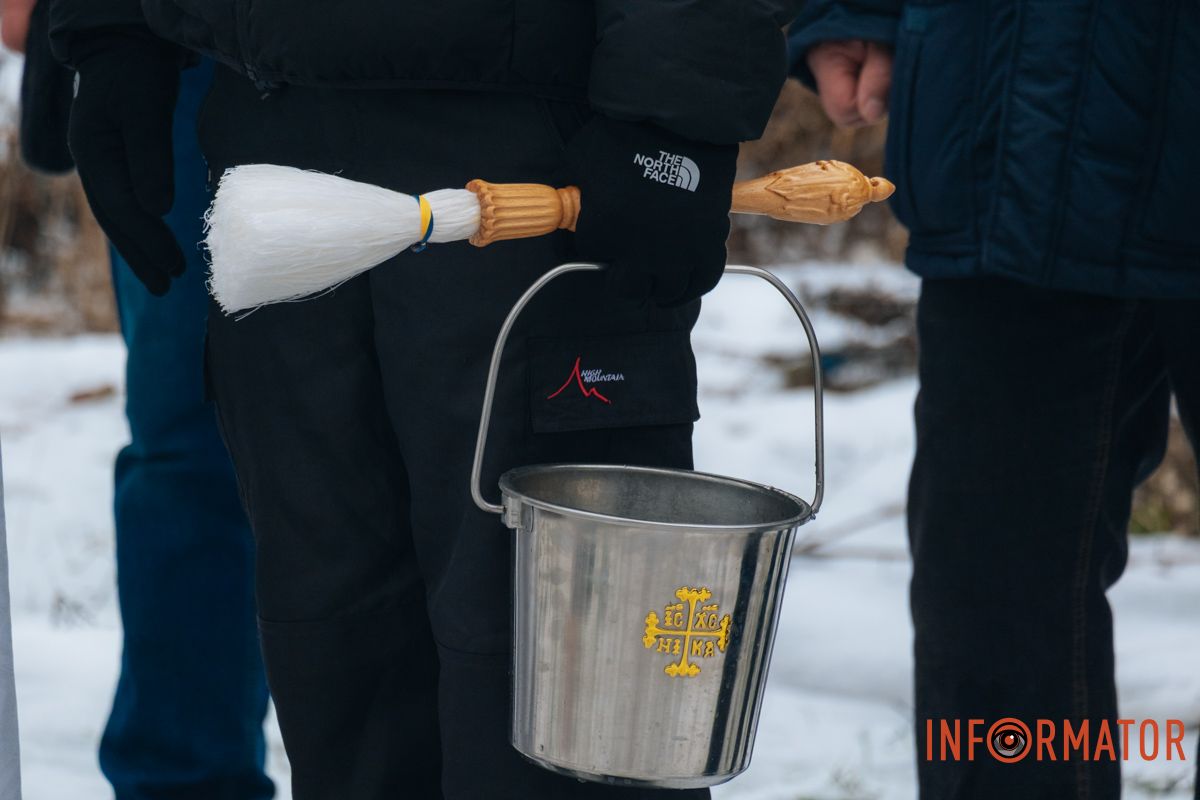 Запасаются священной водой
