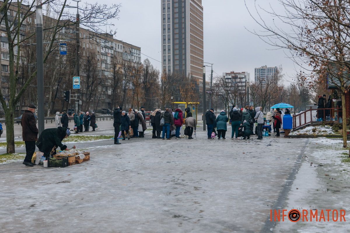 Люди ждут начала чина освящения