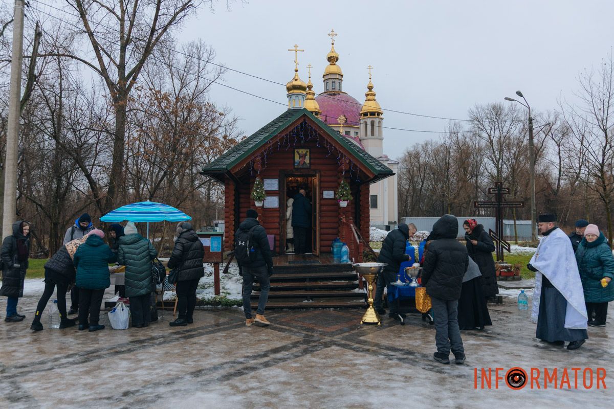 Очередь за освященной водой