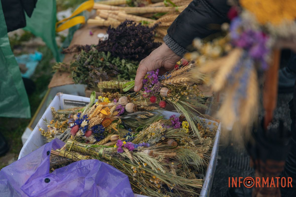 Возле храма можно было приобрести свечи и цветы