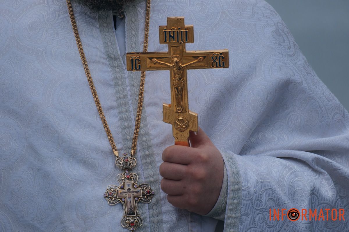 Священник погрузил в воду крест