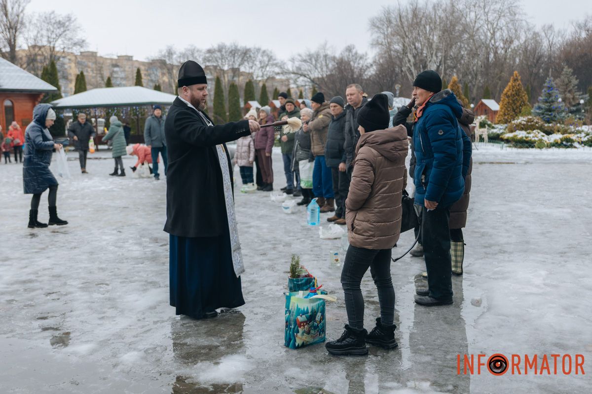 Молитвы, ныряние и освященная вода: как днепряне празднуют Крещение по новому календарю 38