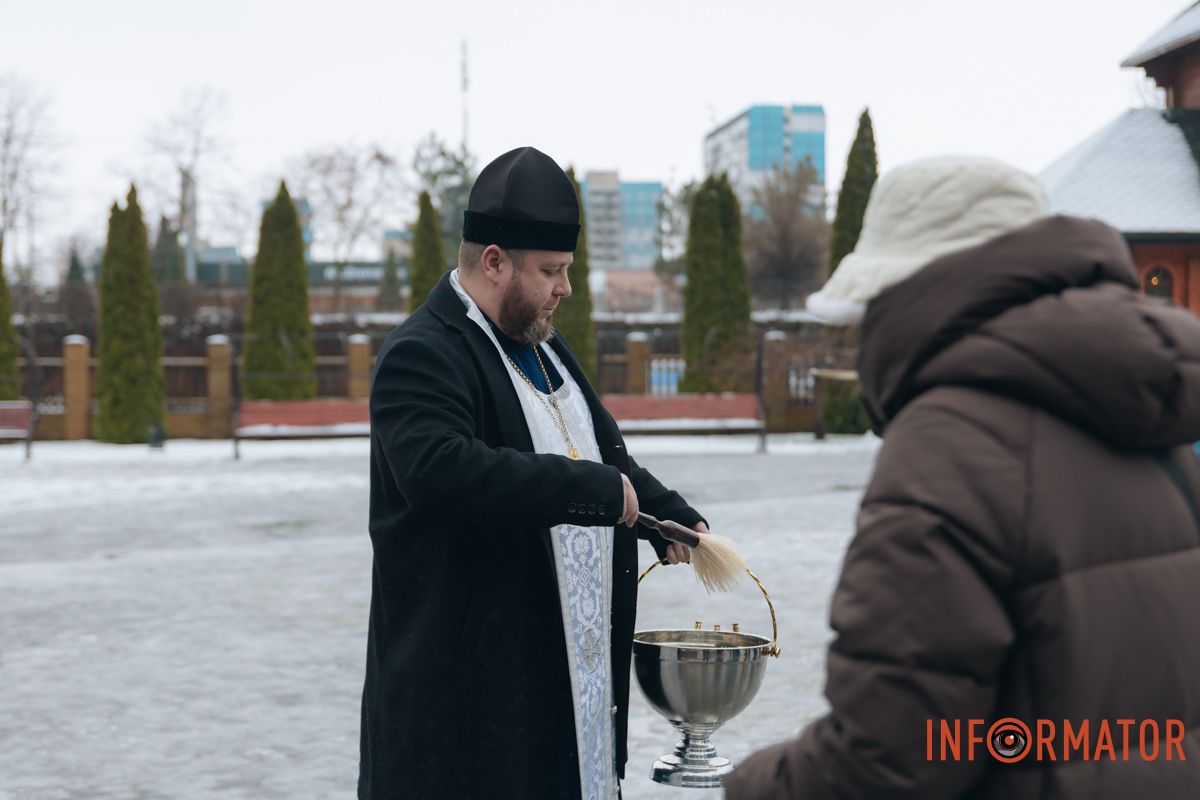 Молитвы, ныряние и освященная вода: как днепряне празднуют Крещение по новому календарю 41