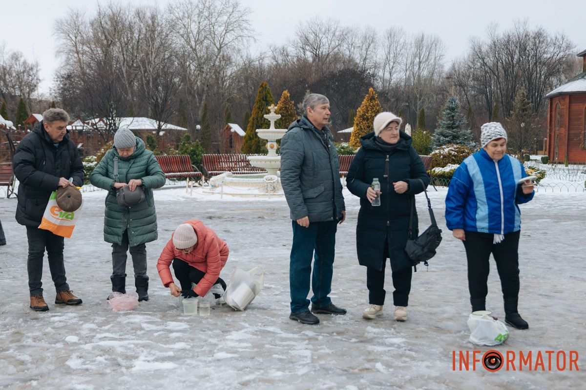 Молитвы, ныряние и освященная вода: как днепряне празднуют Крещение по новому календарю 35
