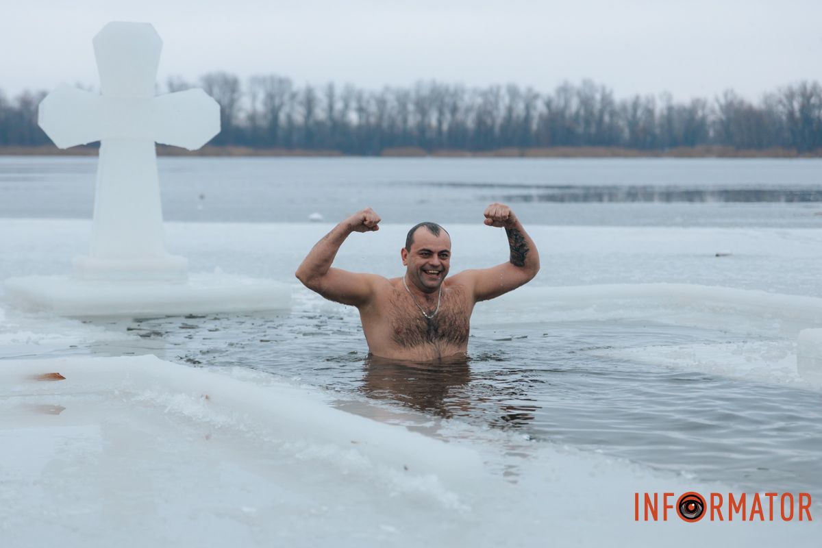 Молитвы, ныряние и освященная вода: как днепряне празднуют Крещение по новому календарю 45