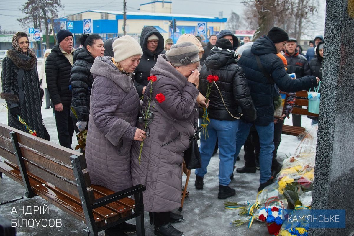 В Каменском 6 января открыли мемориал, посвященный героям, окончившим гимназию №28