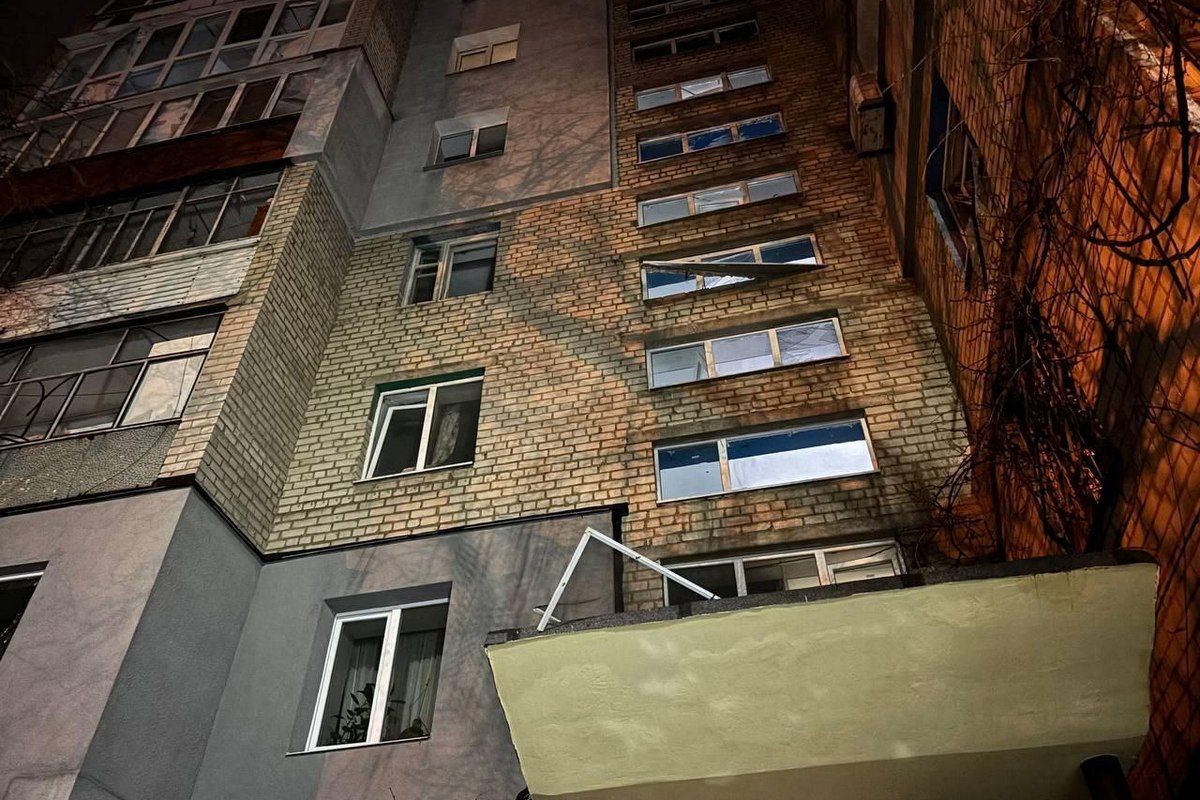 Повреждены 15 многоэтажек: в горсовете показали последствия ударов по Днепру и рассказали, куда обращаться людям.