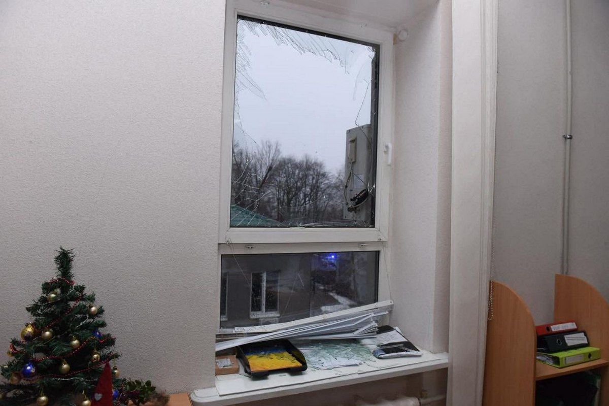 «Вибито вікна і двері, понівечені кабінети»: у Дніпрі через атаку ворога постраждала будівля податкової 5