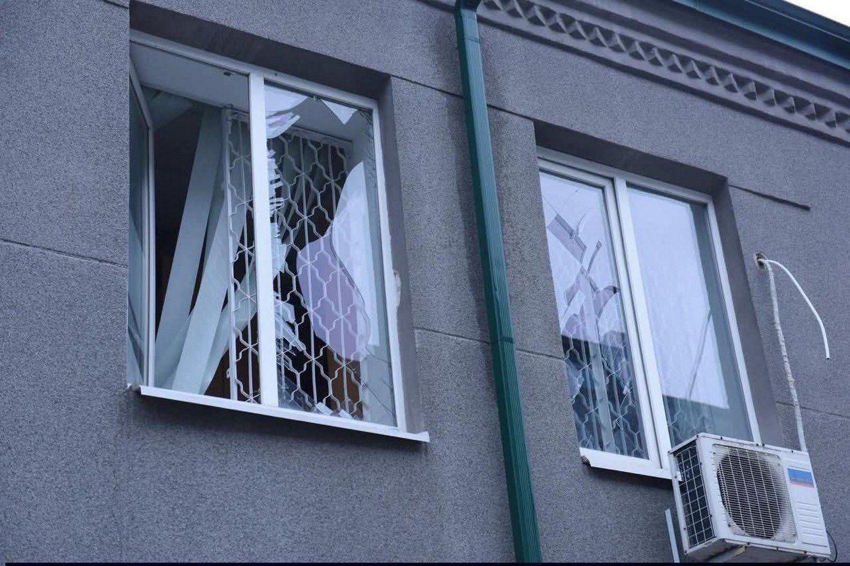 «Вибито вікна і двері, понівечені кабінети»: у Дніпрі через атаку ворога постраждала будівля податкової 1