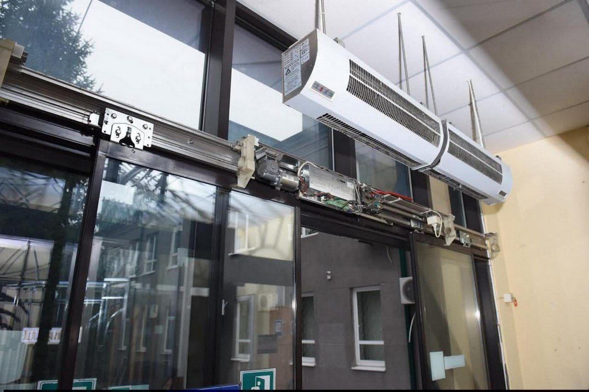 «Вибито вікна і двері, понівечені кабінети»: у Дніпрі через атаку ворога постраждала будівля податкової 2