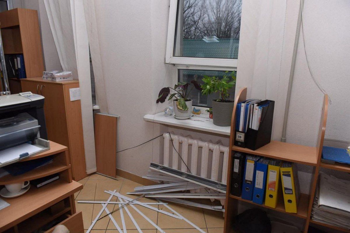 «Вибито вікна і двері, понівечені кабінети»: у Дніпрі через атаку ворога постраждала будівля податкової 3