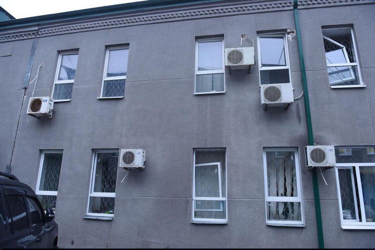 «Вибито вікна і двері, понівечені кабінети»: у Дніпрі через атаку ворога постраждала будівля податкової 4