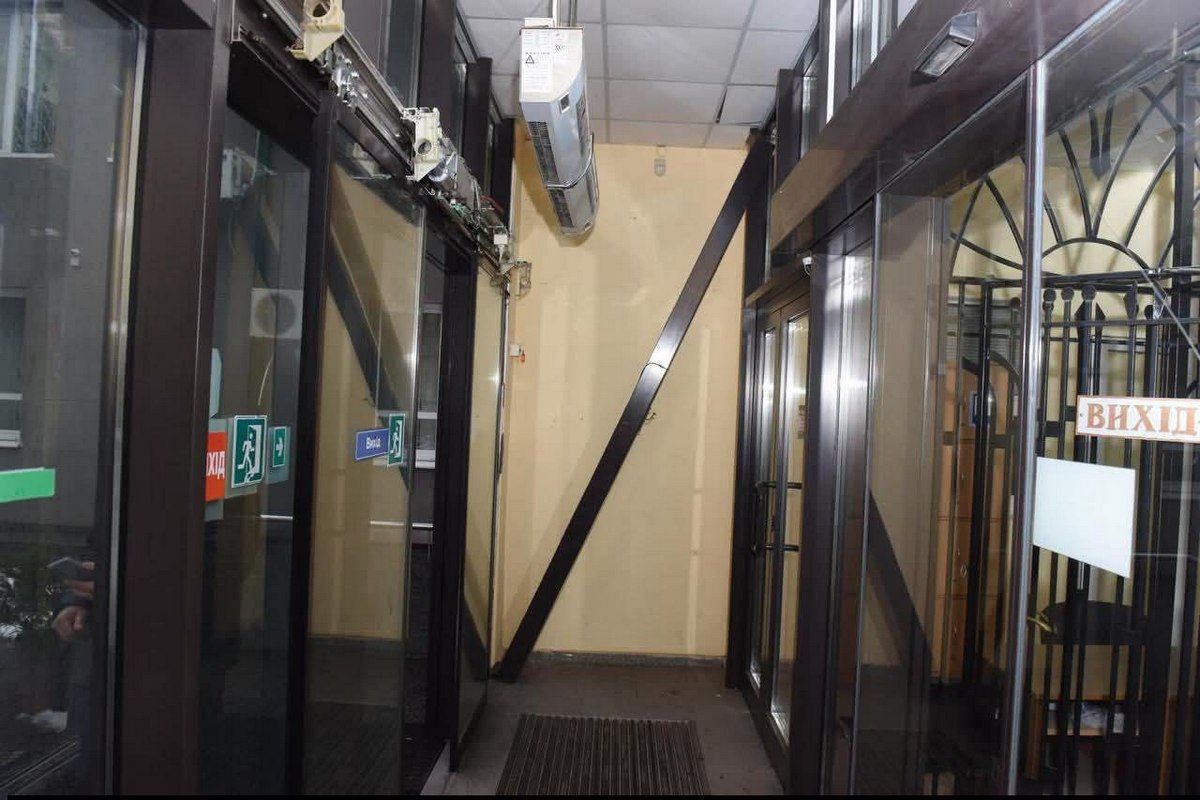 «Вибито вікна і двері, понівечені кабінети»: у Дніпрі через атаку ворога постраждала будівля податкової 6