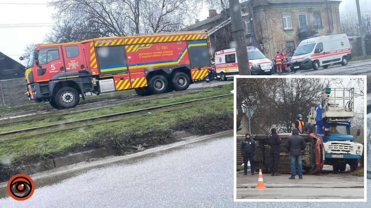На проспекті Металургів у Дніпрі Kia перекинулася та влетіла в автовишку: є постраждалі