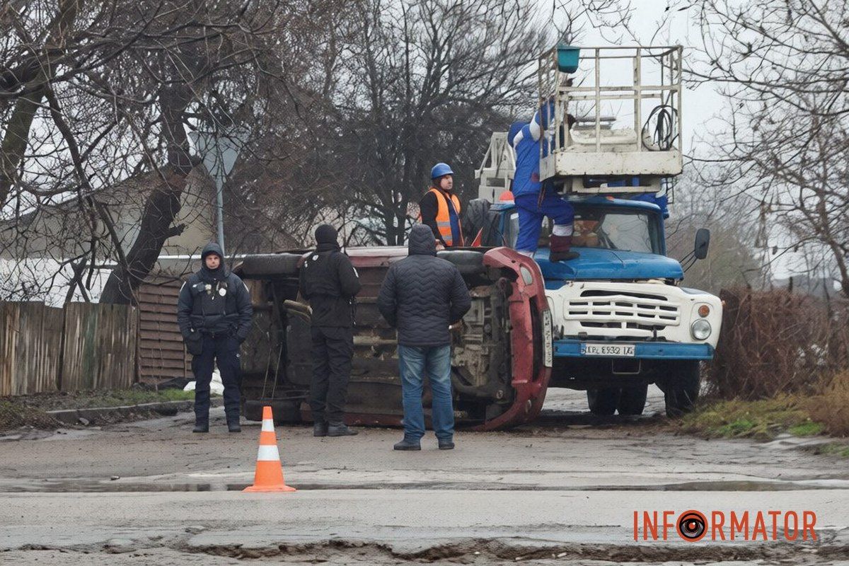 На проспекте Металлургов в Днепре Kia перевернулась и влетела в автовышку На проспекте Металлургов в Днепре Kia перевернулась и влетела в автовышку