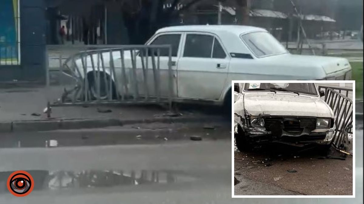 За лічені метри до зупинки: навпроти ТЦ «Наша правда» у Дніпрі «Волга» влетіла в огорожу