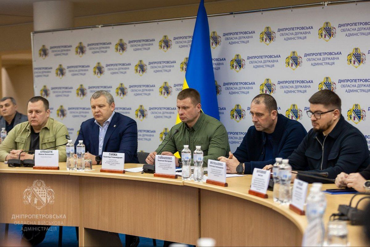 Нового очільника ДніпроОВА представив заступник керівника Офісу Президента Віктор Микита Нового очільника Дніпропетровської ОВА Олександра Ганжу представив заступник керівника Офісу Президента Віктор Микита 2