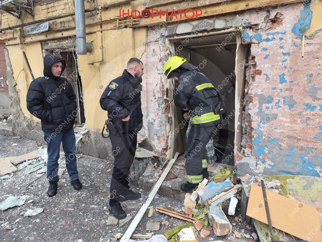 Рятувальники надають допомогу постраждалим