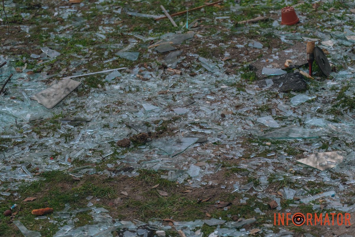 Усюди розбите скло