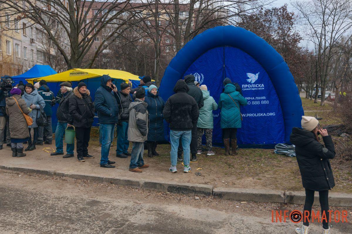 Для людей розгорнули намети, де можна отримати допомогу