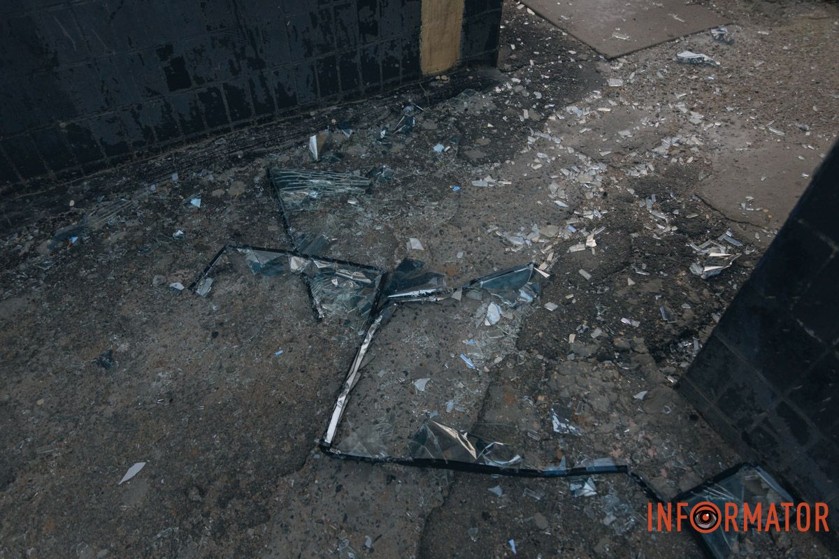 Скло та уламки після нічного обстрілу