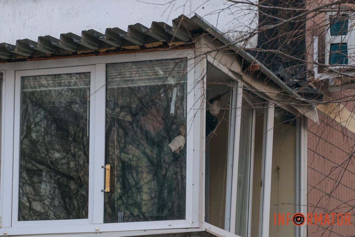 Люди вимушені прибирати уламки