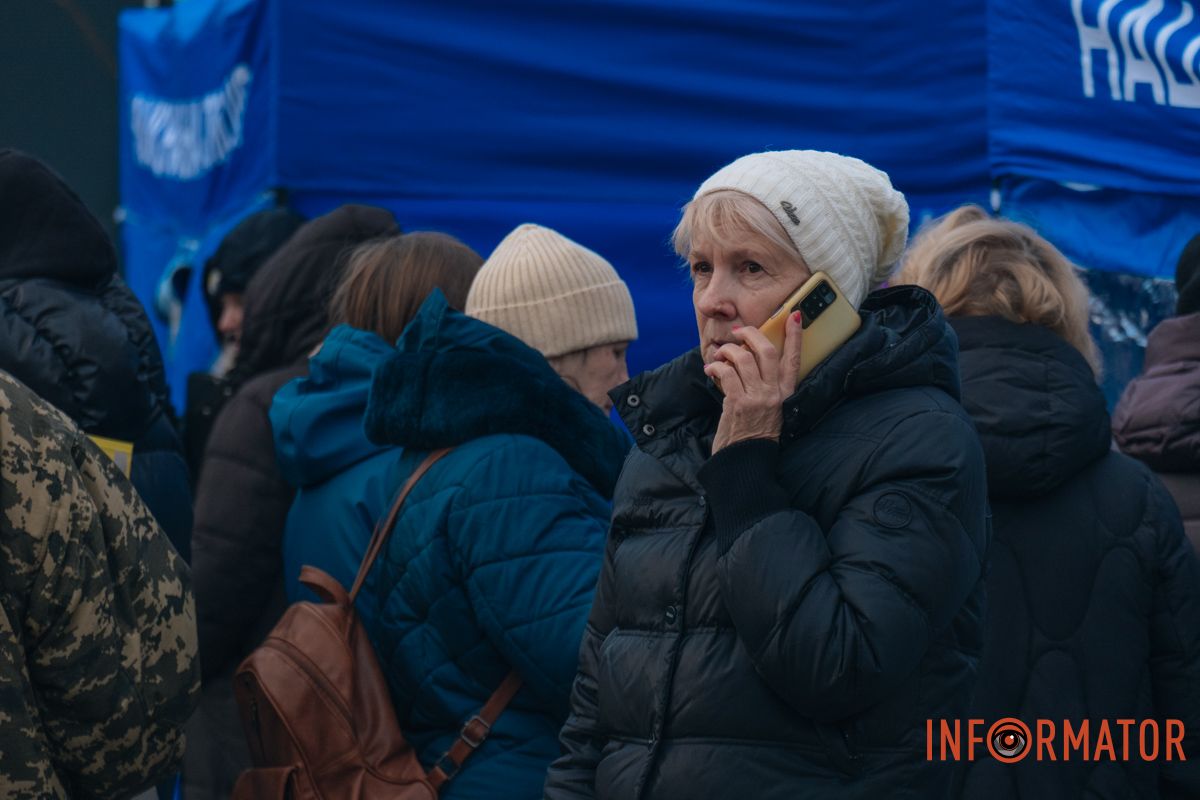 Жителі постраждалого будинку на місці атаки 