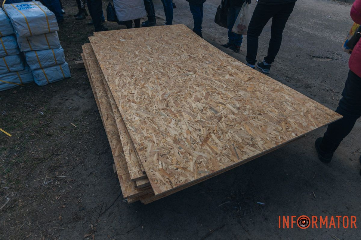 Людям видають OSB-плити, аби тимчасово закрити вибиті вікна