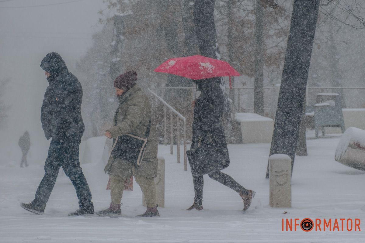 Люди ховались від снігу, як могли